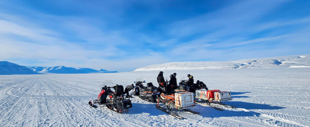 Ekspedycja na skuterach śnieżnych przez Spitsbergen, fot. © Dominik Petelski, przewodnik Barents.pl