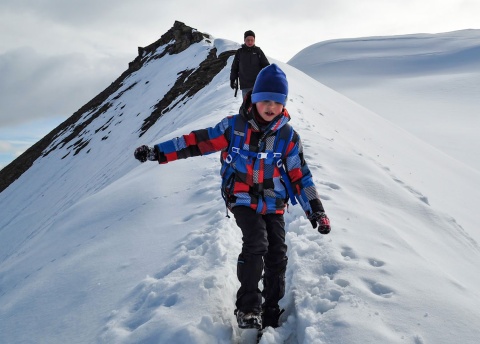 Polarna wyprawa dla dzieci i rodziców. Szymon, 6 lat, trekking na Nordenskjold :-) fot. © Dariusz Kołodziejczyk z Barents.pl Polarna wyprawa dla dzieci i rodziców. Szymon, 6 lat, trekking na Nordenskjold :-) fot. © Dariusz Kołodziejczyk z Barents.pl