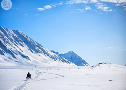 Ekspedycja na skuterach śnieżnych przez Spitsbergen, fot. © Dominik Petelski, przewodnik Barents.pl
