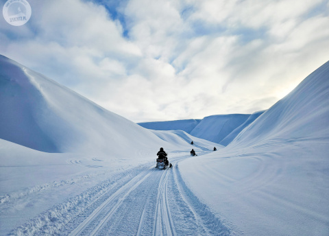 Ekspedycja na skuterach śnieżnych przez Spitsbergen, fot. © Dominik Petelski, przewodnik Barents.pl