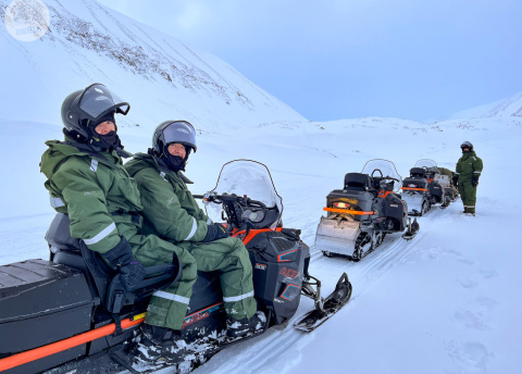 Ekspedycja na skuterach śnieżnych przez Spitsbergen, fot. © Dominik Petelski, przewodnik Barents.pl