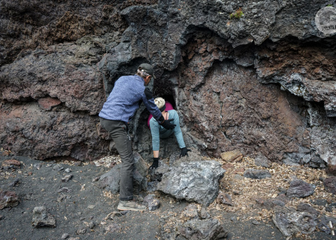 Zejście do kamczackich podziemi :-) Kamczatka: w krainie wulkanów © Paweł Gardziej, Barents.pl 2018